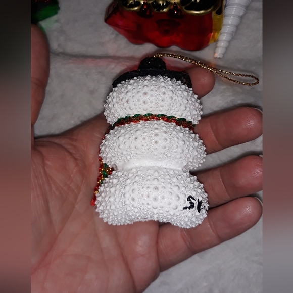 snowman made from 3 sea urchins has an adorable stubby spike body & googly eyes - Picture 2 of 7